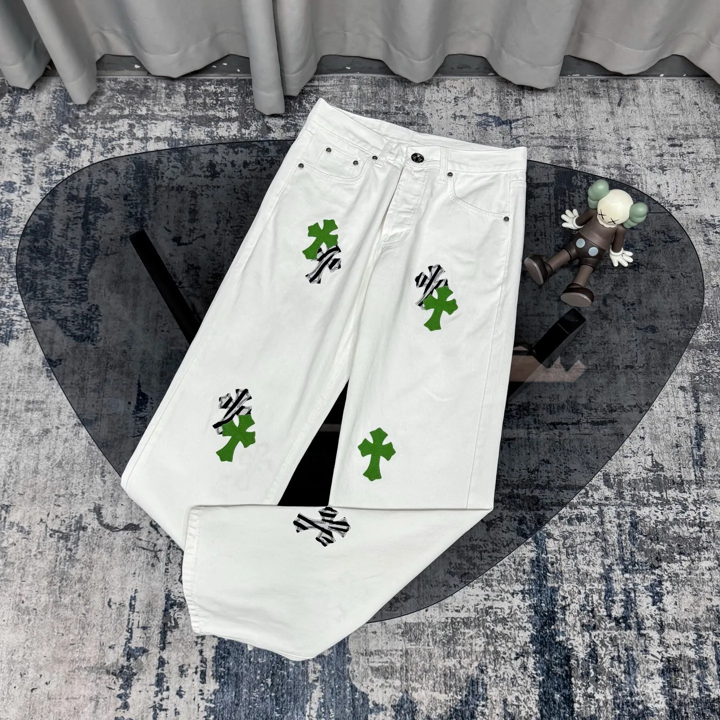 P250 Chrome Hearts CH Miami white and green limited edition cross patch leather jeans. Original purchased and printed. Really restores the ultimate texture of Vintage. Special Italian cowhide print and cut. Customized sheepskin three-layer thick line leather. The whole body is spliced in heavy water washing process. Craftsmen hand-splash ink. You can see the details. Three-dimensional cutting version. Loose and comfortable. Not picky on the figure. Makes you taller and slimmer. Factory Seiko. Original quality control. Same style for men and women. Can be matched with couples. Versatile recommendation. Necessary jeans for all seasons Color: white and green Size: S-XL (corresponding to 28-34)